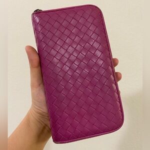 BOTTEGA VENETA WOVEN FUCHSIA
ZIPPY WALLET